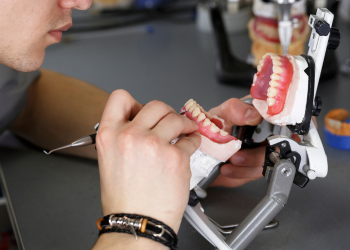 FOTO DENTISTA TRABAJANDO EN PRÓTESIS